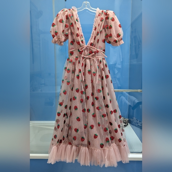 Strawberry dress - Picture 1 of 5